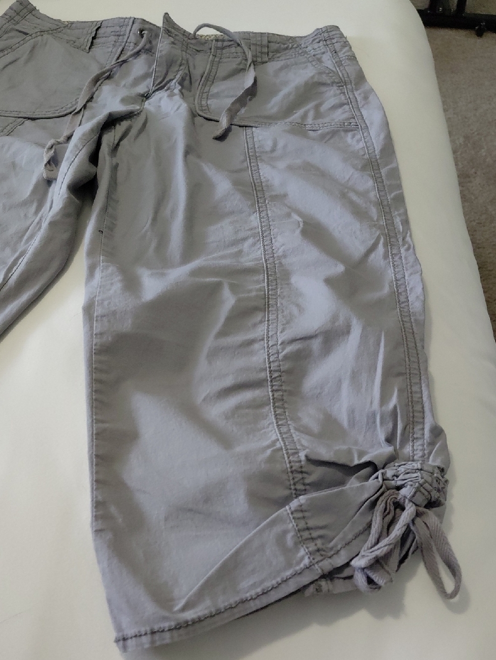 Gray Elastic Waist Capris with Printed Waistband